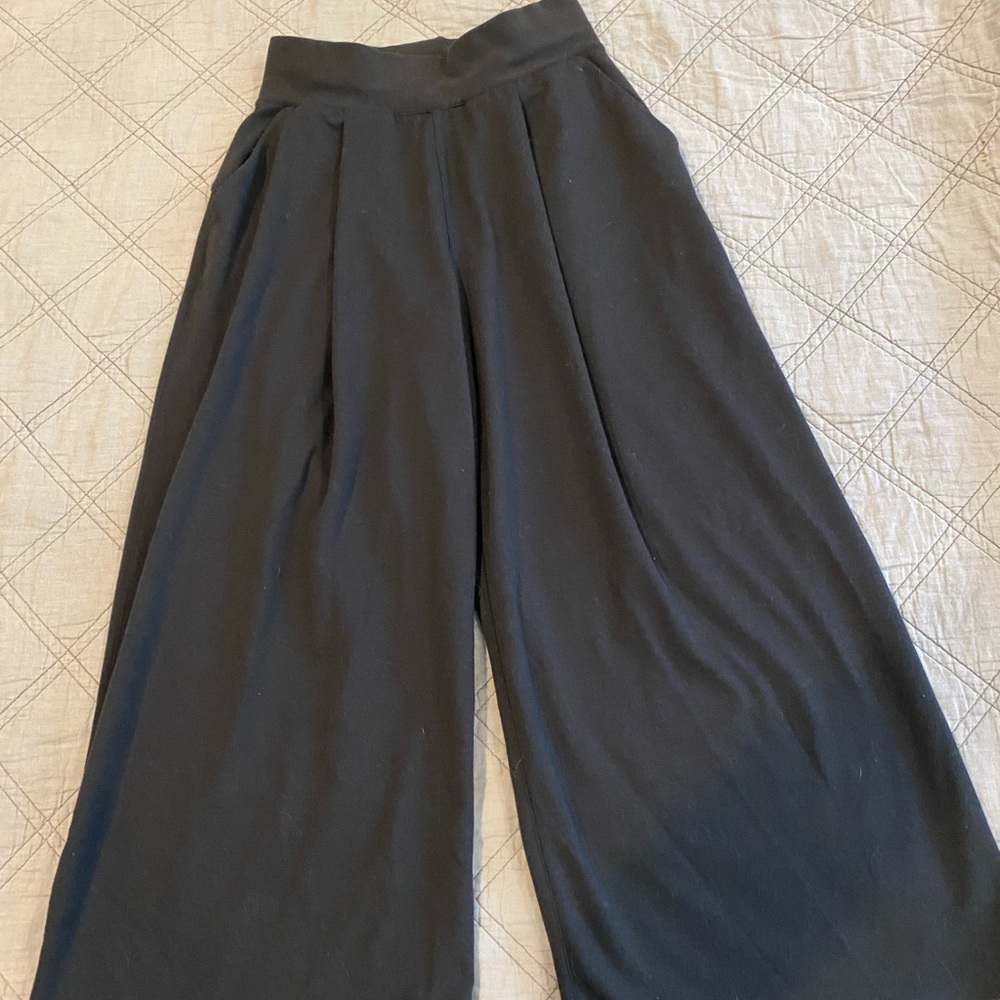 Lululemon cropped lounge pants
